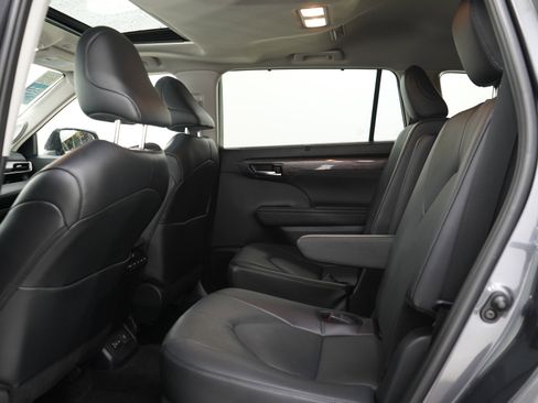Used 2024 Toyota Highlander Limited AWD/4WD image 18