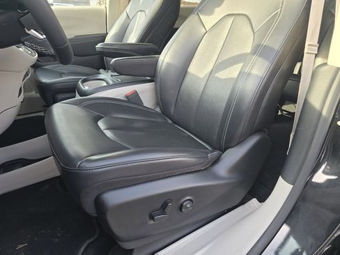 Used 2023 Chrysler Pacifica Touring-L image 29