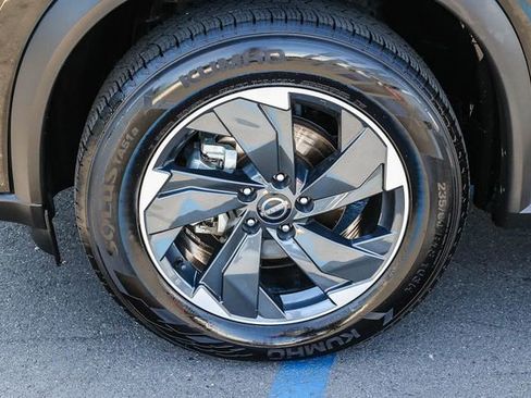 Used 2024 Nissan Rogue SV AWD/4WD image 9