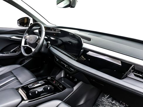 Used 2025 Audi Q6 e-tron Premium w/ Convenience Package image 17