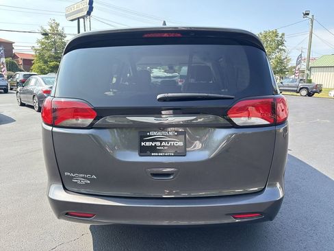 Used 2017 Chrysler Pacifica Touring image 6