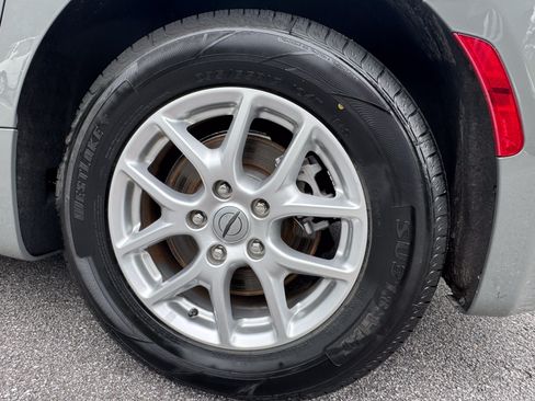 Used 2023 Chrysler Pacifica Touring-L FWD image 21