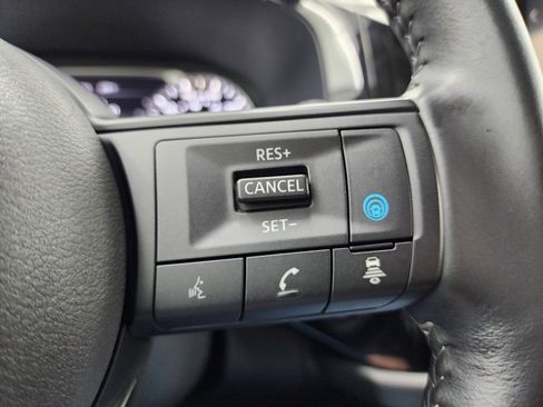 Used 2025 Nissan Pathfinder SV image 14