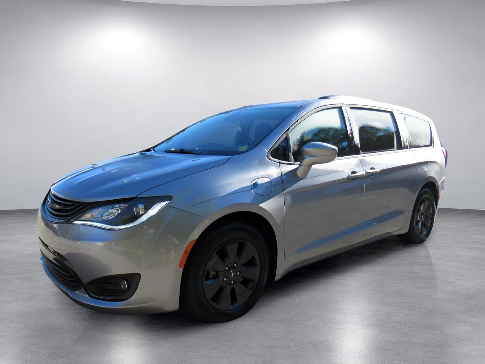 Used 2019 Chrysler Pacifica Touring-L w/ S Appearance Package FWD image 3