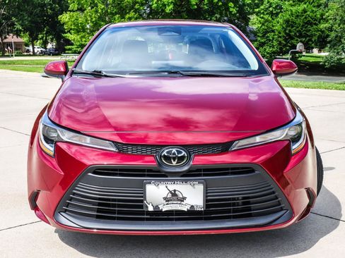 Used 2025 Toyota Corolla LE w/ LE Premium Package FWD image 18