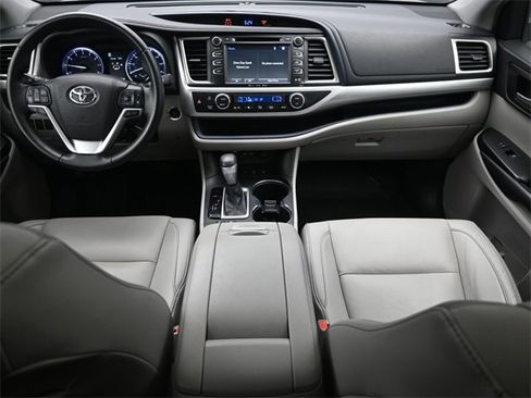 Used 2019 Toyota Highlander XLE image 6