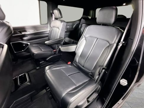 Used 2022 Jeep Wagoneer Series III w/ Premium Group I AWD/4WD image 18
