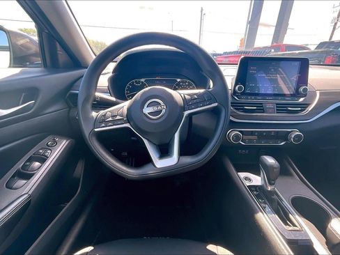Used 2025 Nissan Altima 2.5 SV FWD image 5