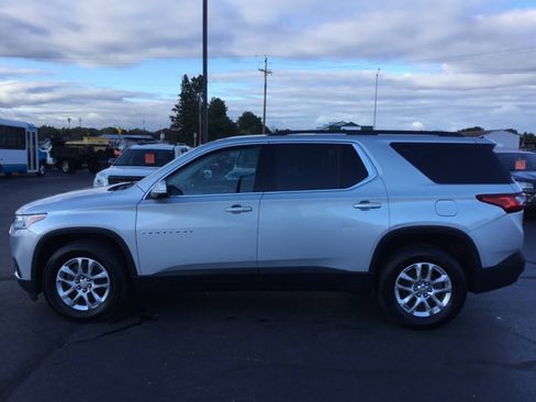 Used 2021 Chevrolet Traverse LT image 2