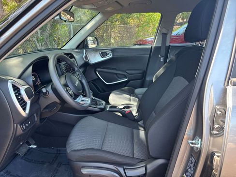 Used 2025 Kia Soul LX w/ LX Technology Package FWD image 25