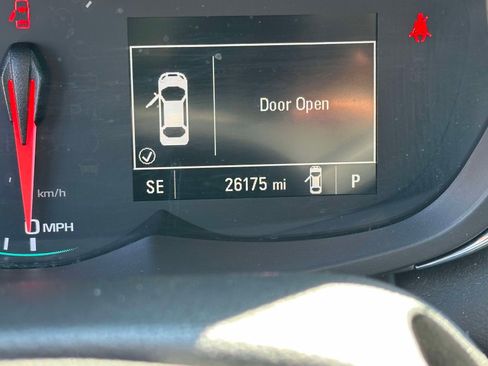 Used 2022 Chevrolet Trax LT w/ LT Convenience Package image 25