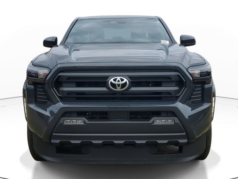 Used 2025 Toyota Tacoma SR5 image 2