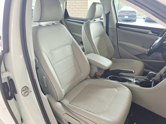 Used 2018 Volkswagen Passat 2.0T SE FWD image 16