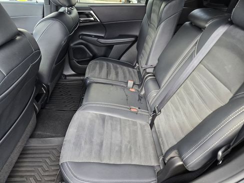 Used 2024 Mitsubishi Outlander SE Black Edition image 17