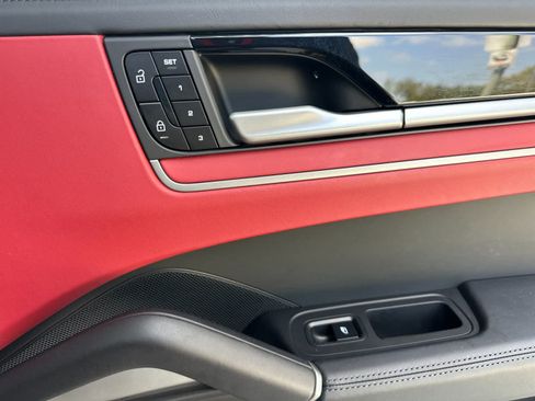 Certified 2025 Porsche Cayenne Turbo AWD/4WD image 19
