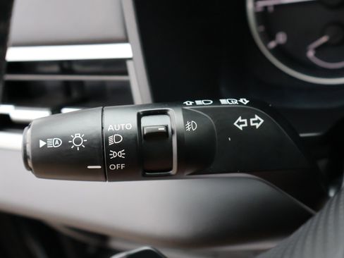 Used 2025 Mitsubishi Outlander SE image 41