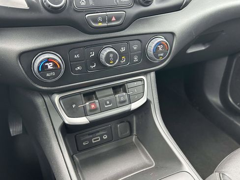 Used 2024 GMC Terrain SLT image 25