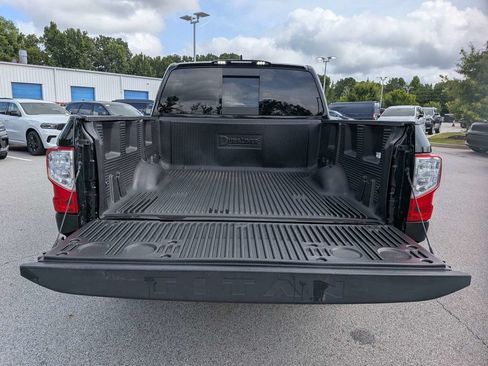 Used 2022 Nissan Titan SV w/ SV Convenience Package RWD image 12