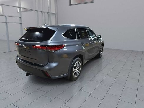 Used 2022 Toyota Highlander XLE AWD/4WD image 8