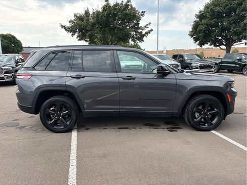 Used 2023 Jeep Grand Cherokee Altitude AWD/4WD image 5