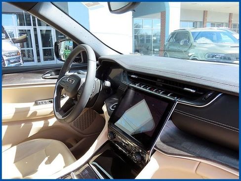 Used 2023 Jeep Grand Cherokee Limited image 8