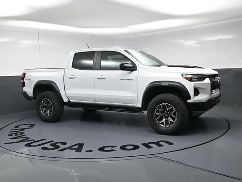 Used 2026 Chevrolet Colorado ZR2 w/ Technology Package AWD/4WD image 2