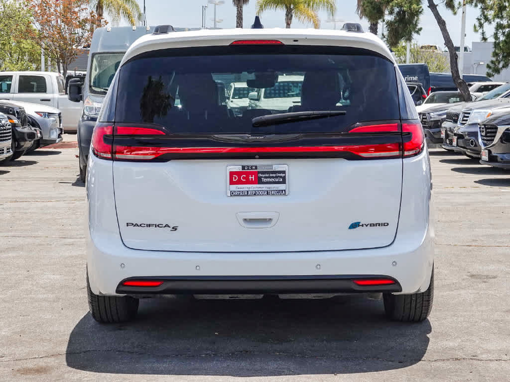 Used 2024 Chrysler Pacifica Premium FWD image 5