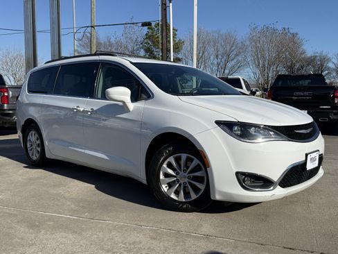 Used 2018 Chrysler Pacifica Touring Plus image 2