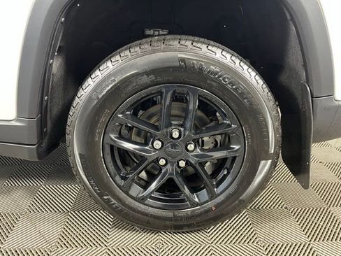 Used 2025 Jeep Grand Cherokee Laredo X image 11