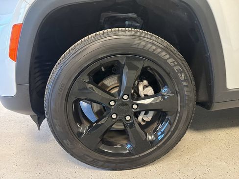 Used 2023 Jeep Grand Cherokee Altitude AWD/4WD image 3