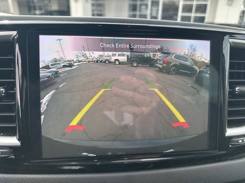 Used 2024 Chrysler Pacifica Touring-L image 10