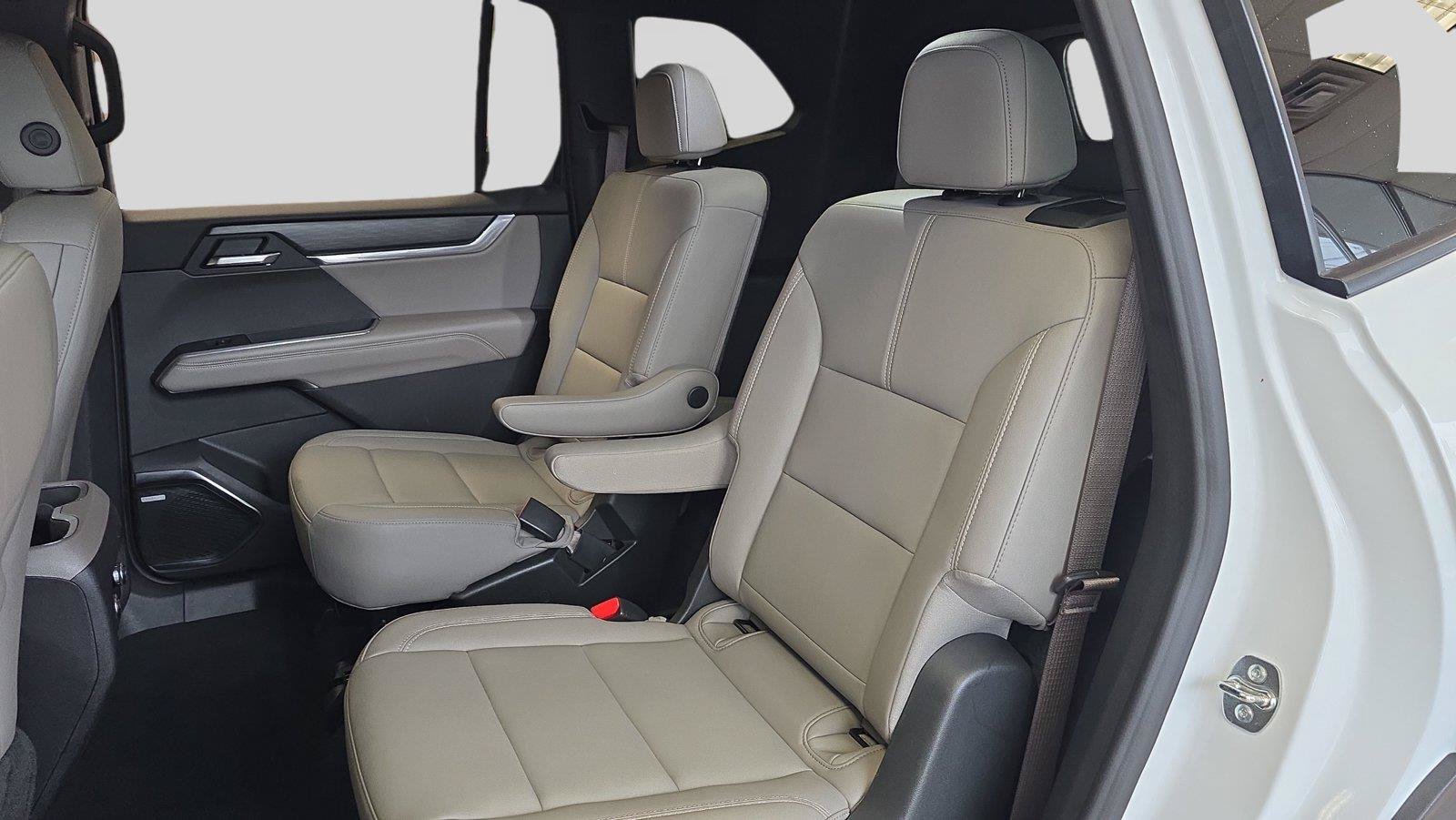 Used 2026 GMC Acadia Elevation w/ Elevation Premium Package FWD image 18