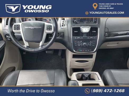 Used 2016 Chrysler Town & Country Touring-L FWD image 26