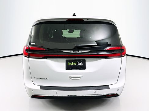 Used 2024 Chrysler Pacifica Touring-L FWD image 7