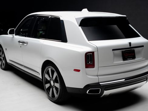 Used 2024 Rolls-Royce Cullinan w/ Cullinan Package AWD/4WD image 26