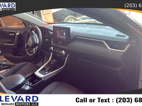 Used 2021 Toyota RAV4 XLE AWD/4WD image 40