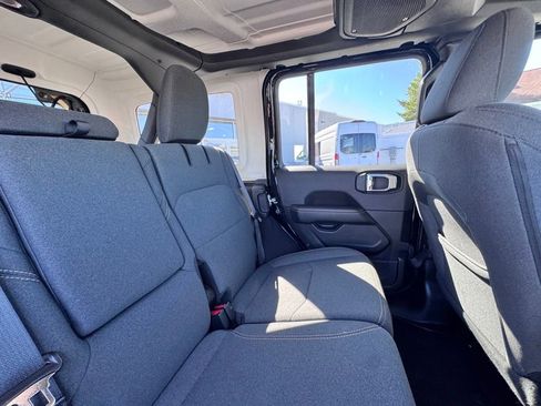 Used 2025 Jeep Wrangler Unlimited Sahara AWD/4WD image 21