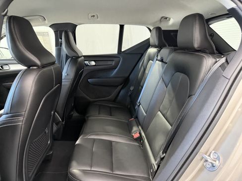 Used 2022 Volvo XC40 T4 Momentum FWD image 12