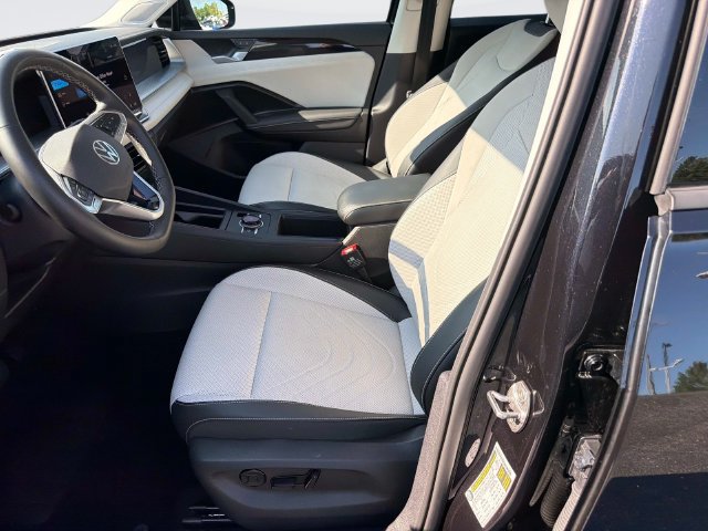 Used 2025 Volkswagen Tiguan SE AWD/4WD image 20