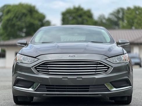 Used 2018 Ford Fusion SE FWD image 2