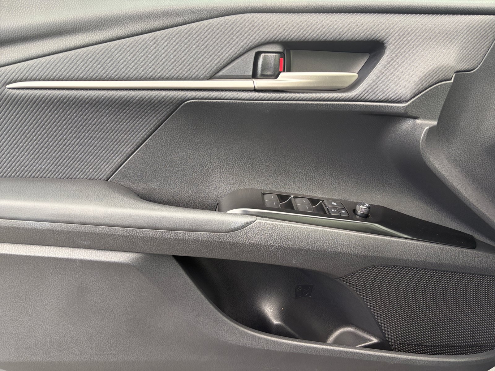 Used 2025 Toyota Camry SE FWD image 9