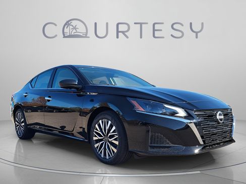 Used 2025 Nissan Altima 2.5 SV FWD image 7