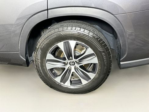 Used 2021 Toyota Highlander XLE image 11