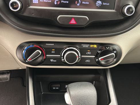 Used 2025 Kia Soul LX w/ LX Technology Package FWD image 17