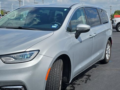 Used 2023 Chrysler Pacifica Touring-L FWD image 56