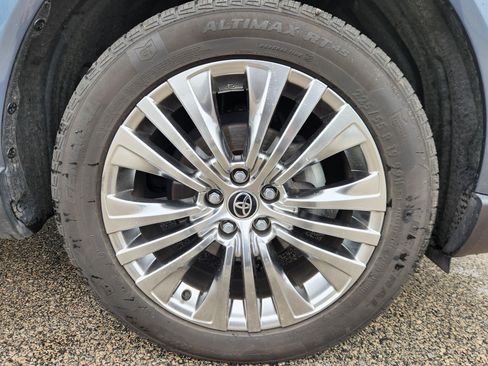 Used 2023 Toyota Venza Limited image 19