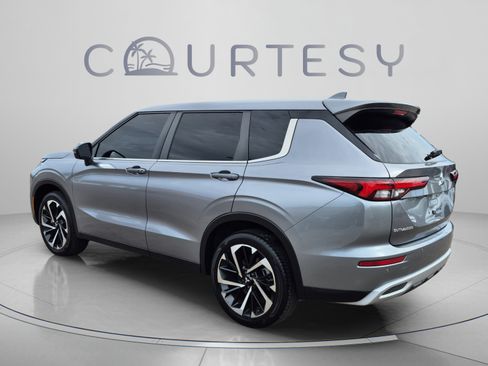 Used 2022 Mitsubishi Outlander SE FWD image 3