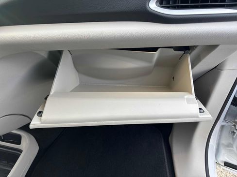 Used 2024 Chrysler Pacifica Touring-L image 60