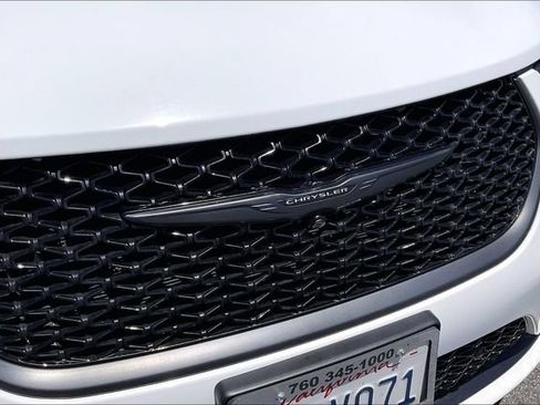Used 2023 Chrysler Pacifica Limited w/ Uconnect Theater Family Group FWD image 30