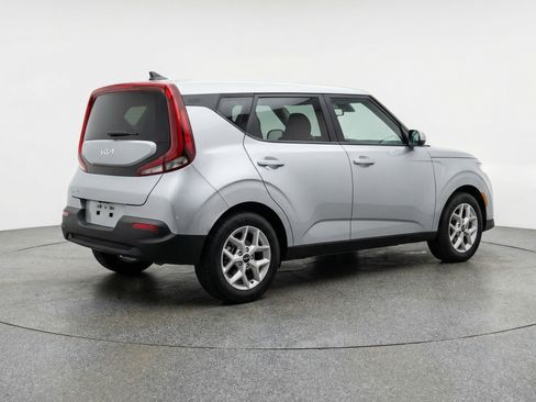 Used 2025 Kia Soul LX w/ LX Technology Package FWD image 9